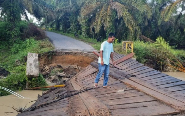 Banjir Angkola Sangkunur Surut, Jembatan Darurat Kampung Cemara Amblas Diterjang Air Bah