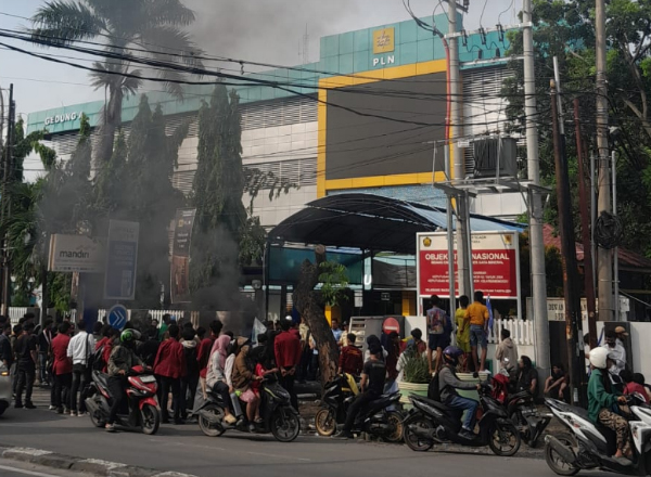 Ratusan Massa DPN dan Mahasiswa Kepung PLN UID Sumut, Tuntut Ganti Rugi Elektronik Hingga Jebol Pagar Kantor