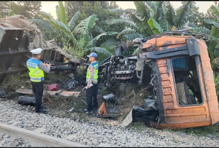 KA Putri Deli Tabrak Truk Pasir di Perlintasan Tanpa Palang, Sopir Tewas di Lokasi