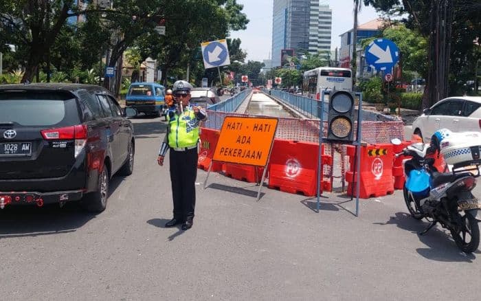 proyek_brt_mebidang_persempit_jalan_sat_lantas_medan_siapkan_personel_di_titik_rawan_macet_2026-09-17_13-23-55_7892